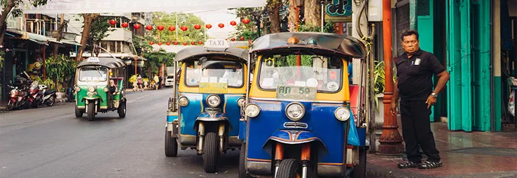 Three Tuk-Tuk-Cars on an indian street.