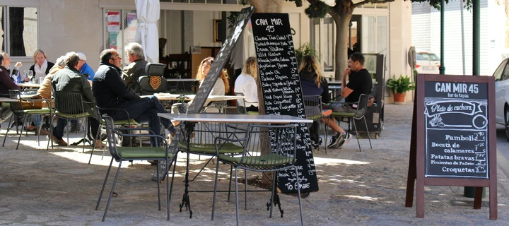 A-Frame-Sign standing in front of a restaurant